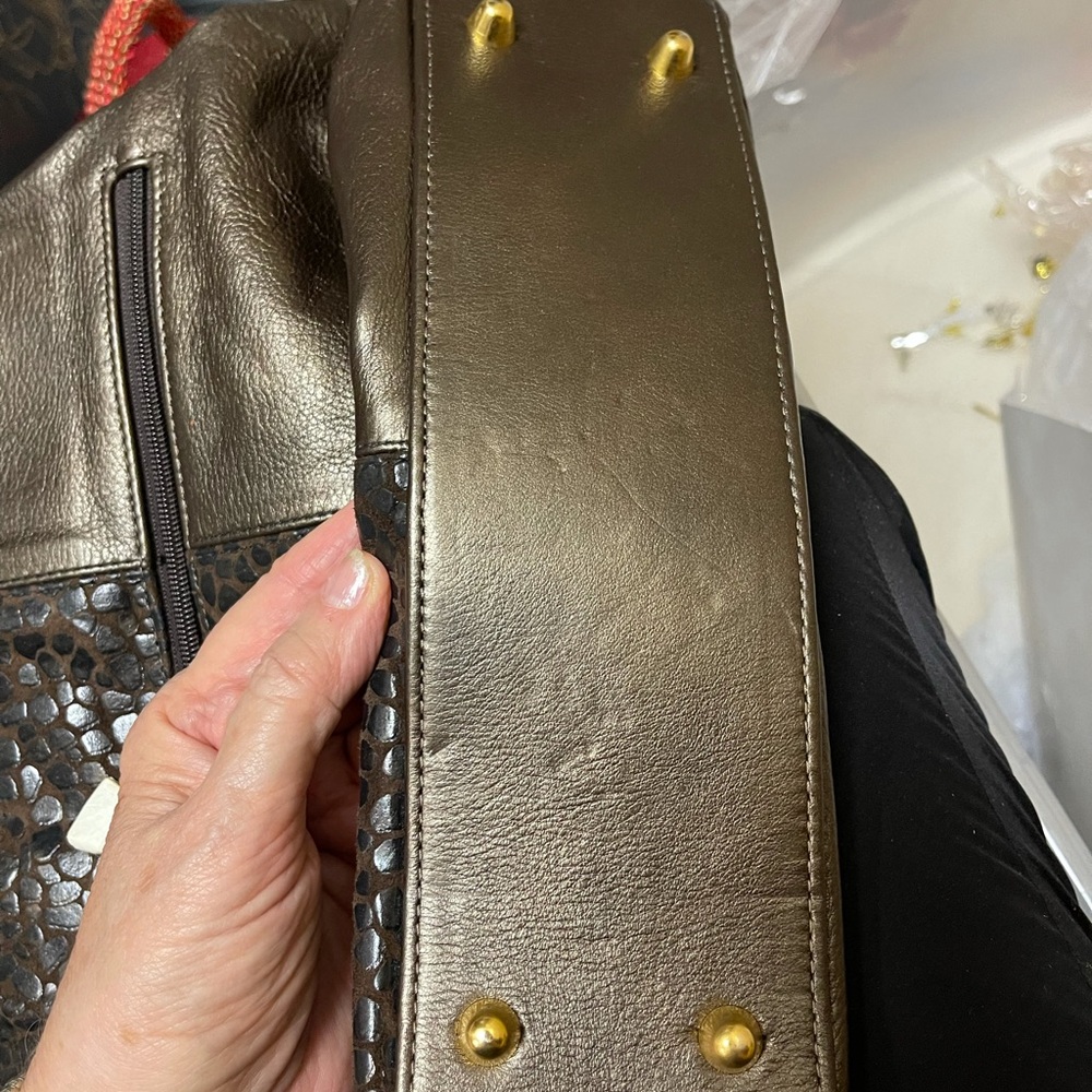 Paris Handbags, New York Genuine leather embossed handbag - Picture 12 of 13